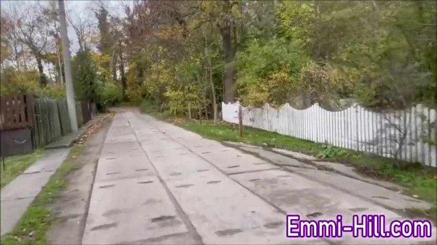 Gadis mungil berusia 18 tahun dengan vagina besar menikmati menjilat dan kencing di luar ruangan. Kompilasi kencing yang panas di luar ruangan dengan payudara kecil dan vagina yang besar. Tonton saat dia melepaskan air seninya di luar ruangan