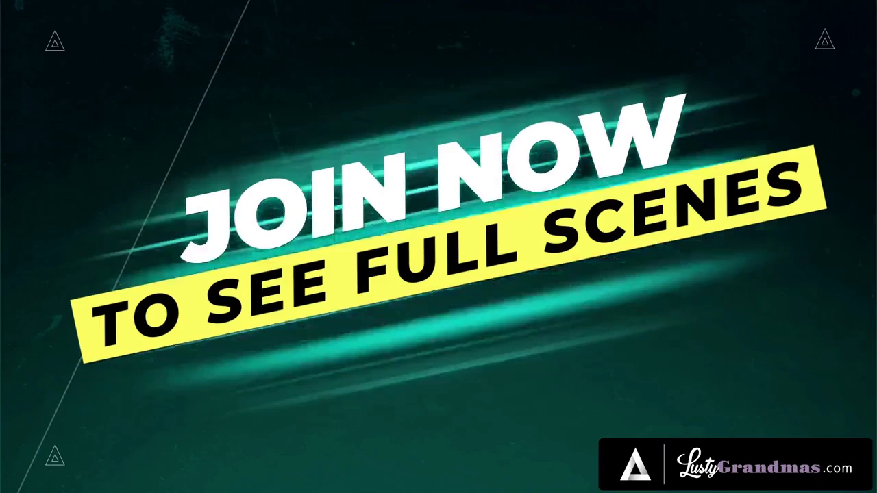 Rasakan hasrat duniawi dari dua nenek tua dan rubah muda. Saksikan saat mereka dengan penuh gairah menjilati dan melahap vaginanya yang basah, yang berakhir dengan penis yang keras menembus harta karun berdebu milik orang dewasa. Kualitas HD sepanjang waktu.